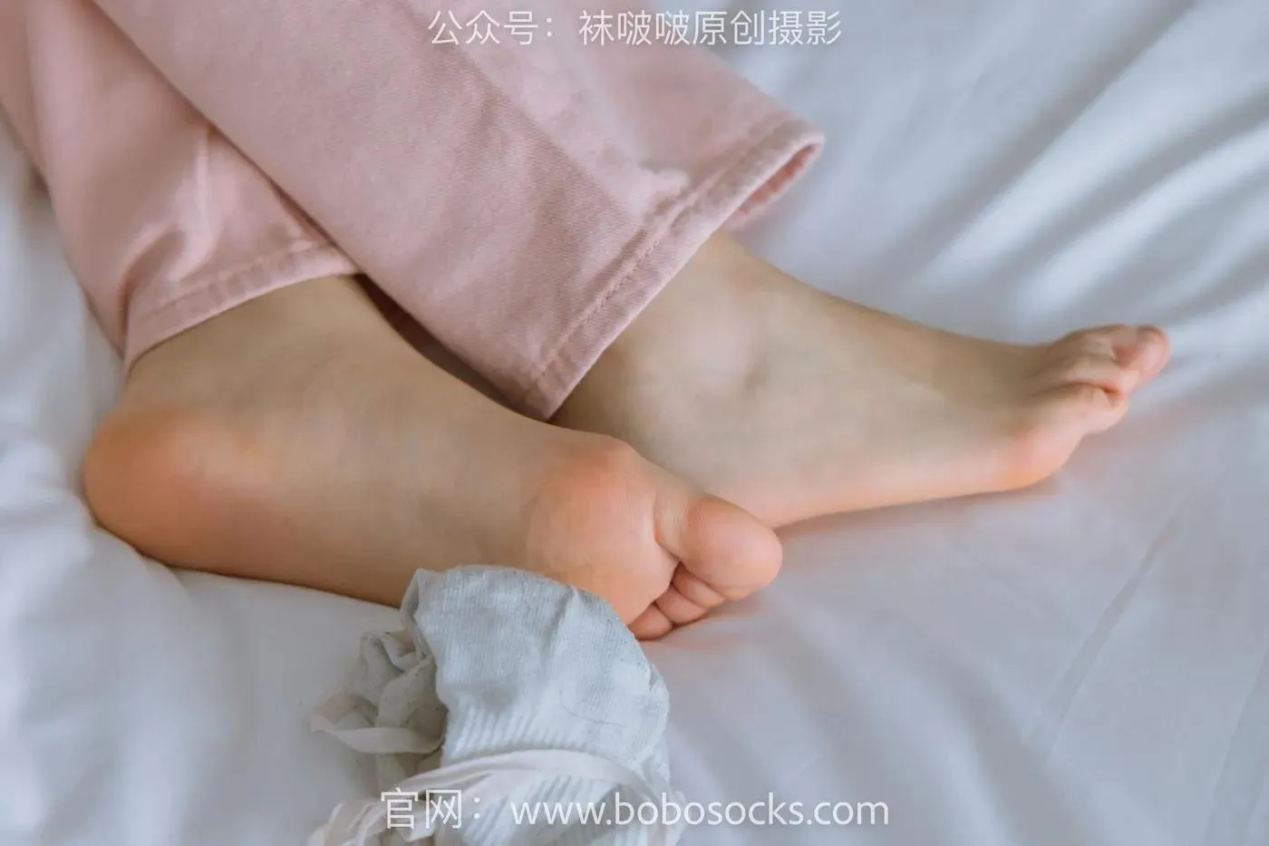 [BoBoSocks袜啵啵]NO.141 周周-运动鞋、白棉袜、裸足 [140P]插图6